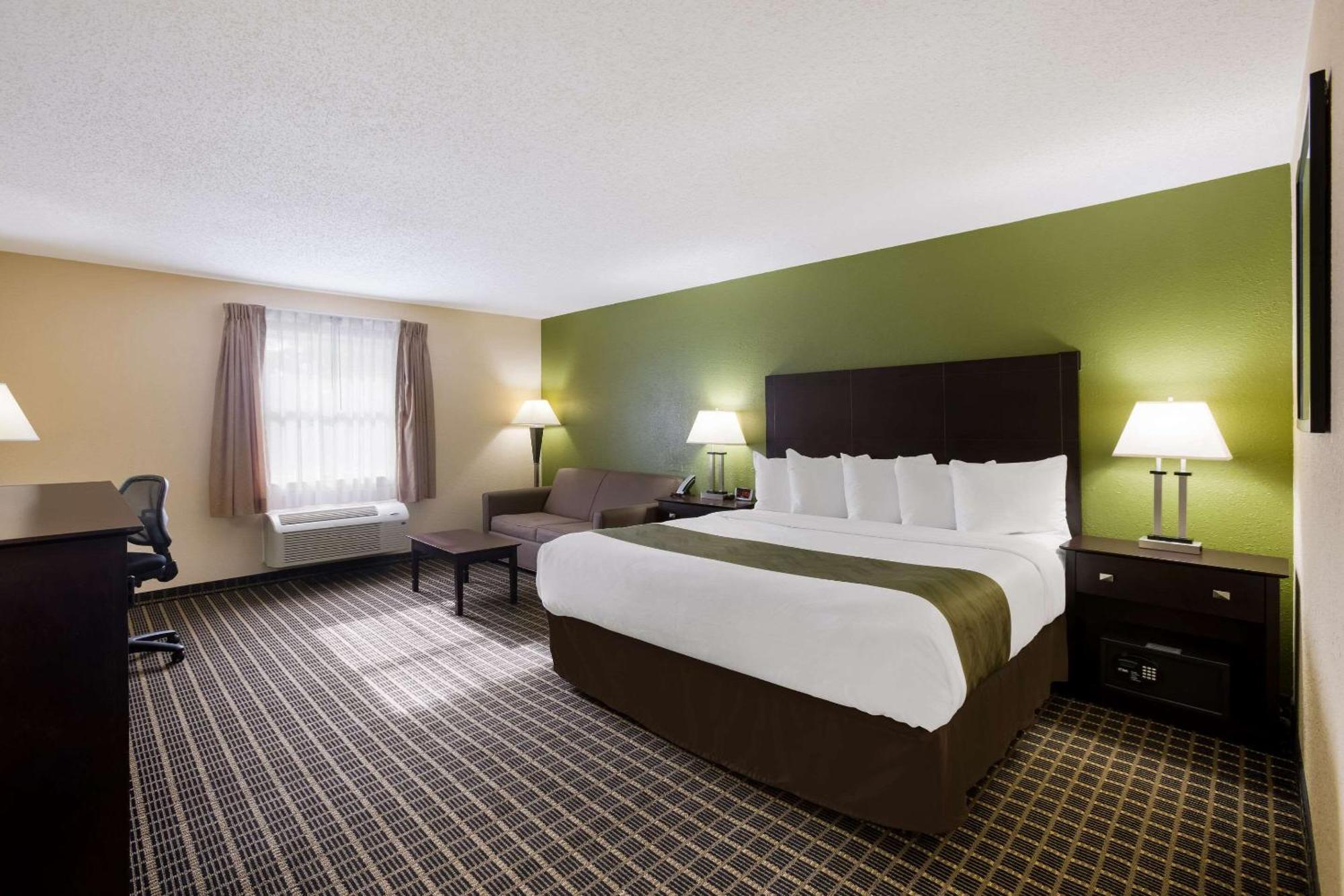Quality Inn & Suites Big Rapids Near University Exterior foto
