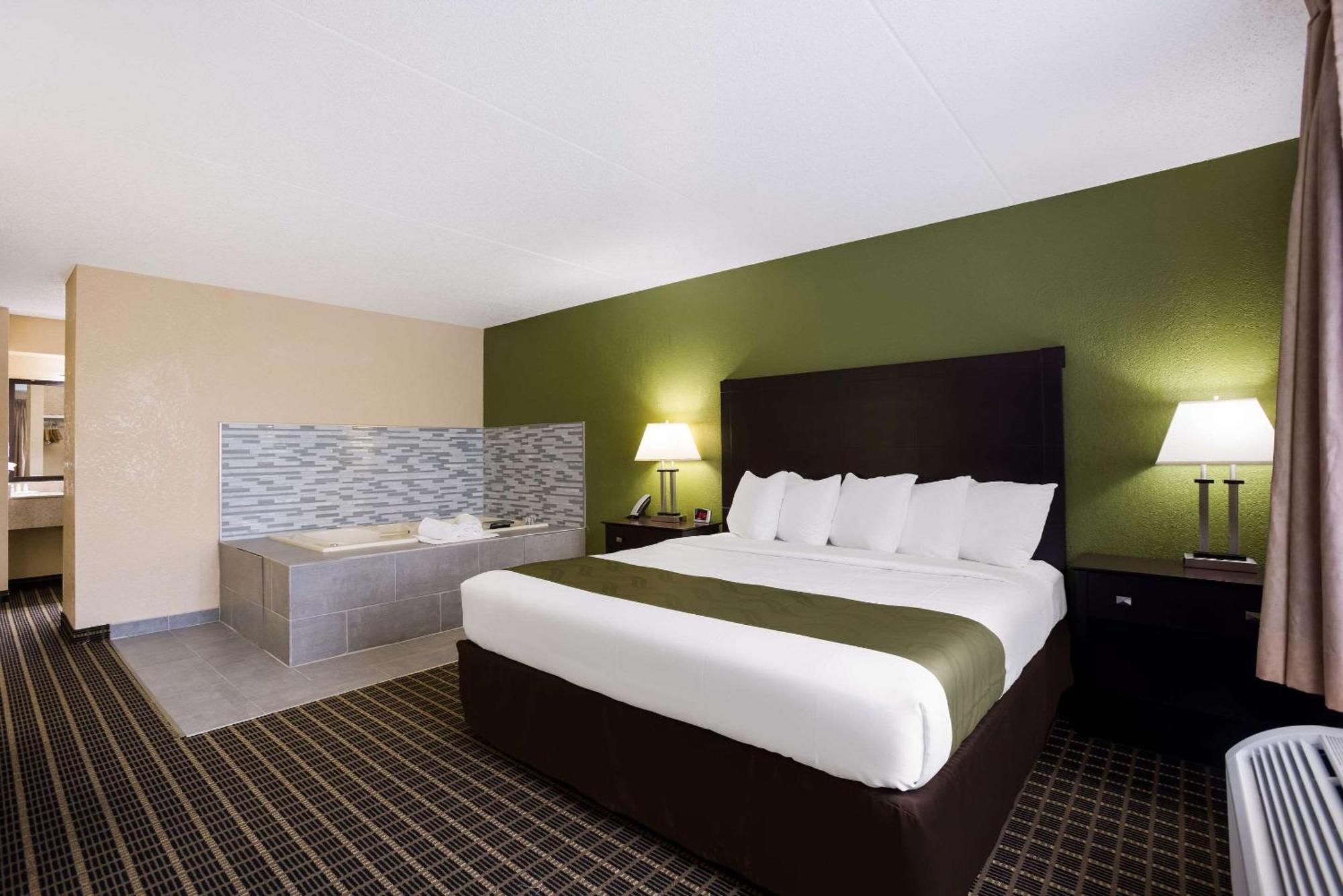 Quality Inn & Suites Big Rapids Near University Exterior foto